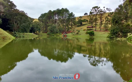 Lago e área verde da Fazenda Lago São Francisco